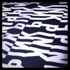 PINK black and white blanket.😍